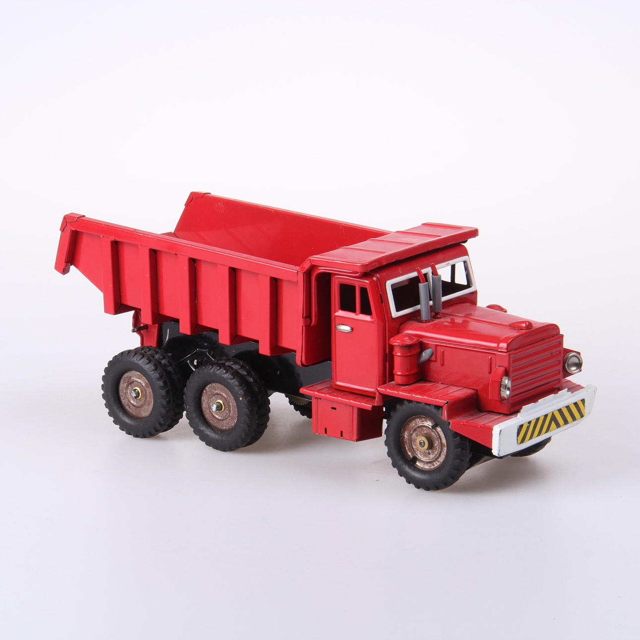 LASTBIL, plåt, med automatiskt tippbart flak, troligen Japan, 1950-tal.