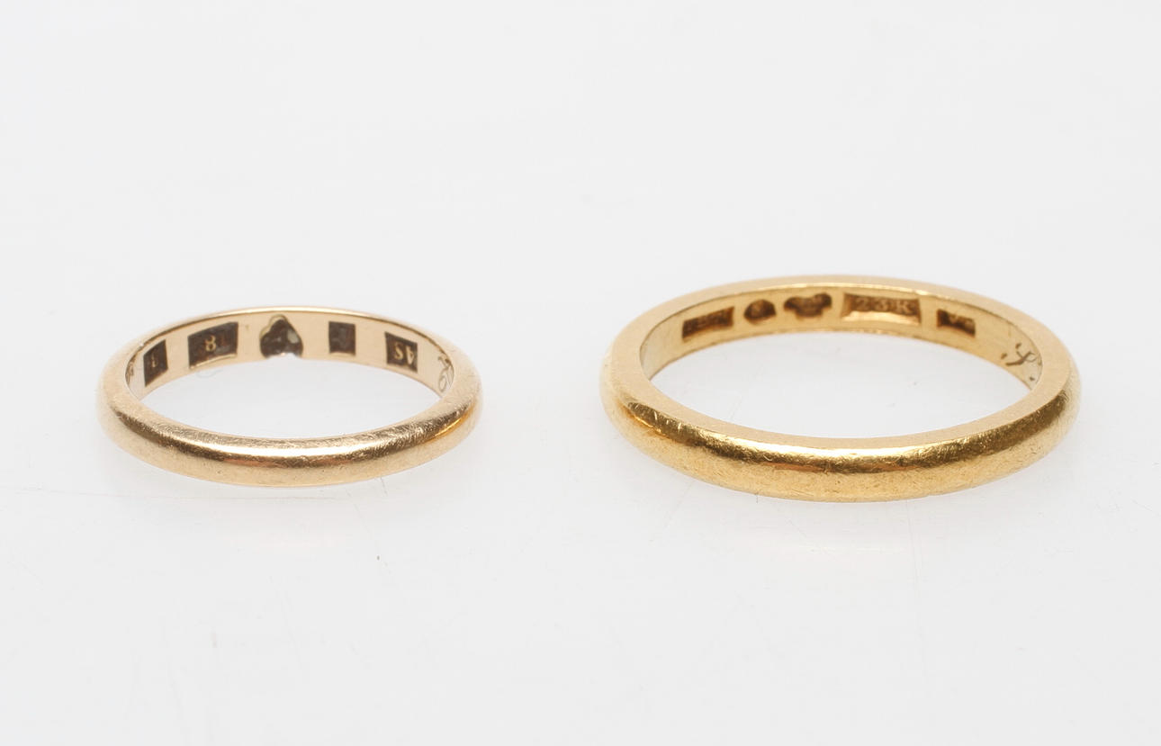 RINGAR, 2 st, 18-23k guld, vikt ca 7,7 gr.