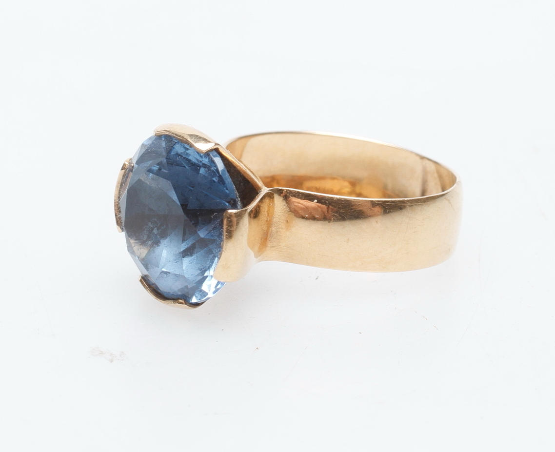 RING med aquamarin, 18k guld, total vikt ca 3.4 gr.