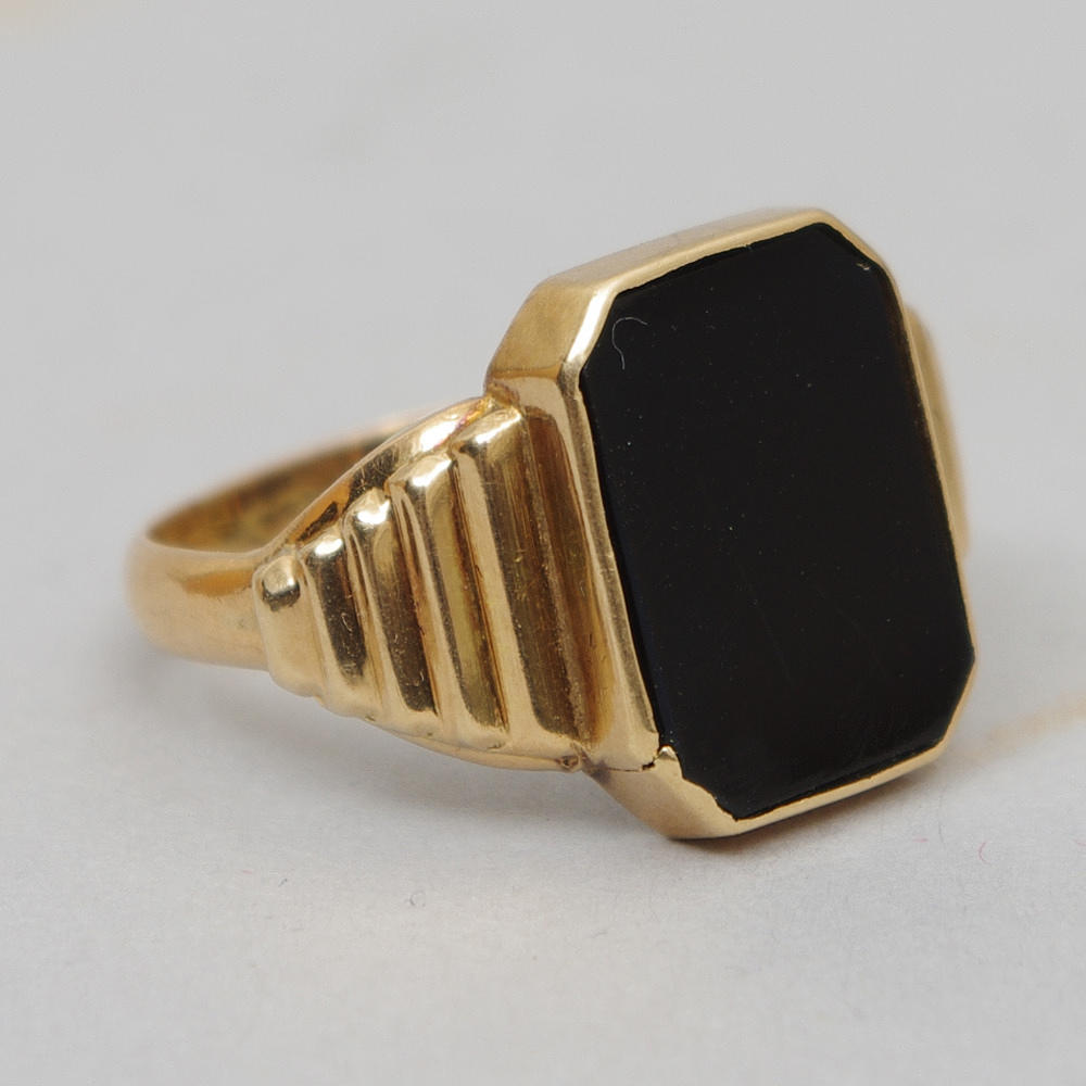 KLACKRING, 18K guld med onyx.