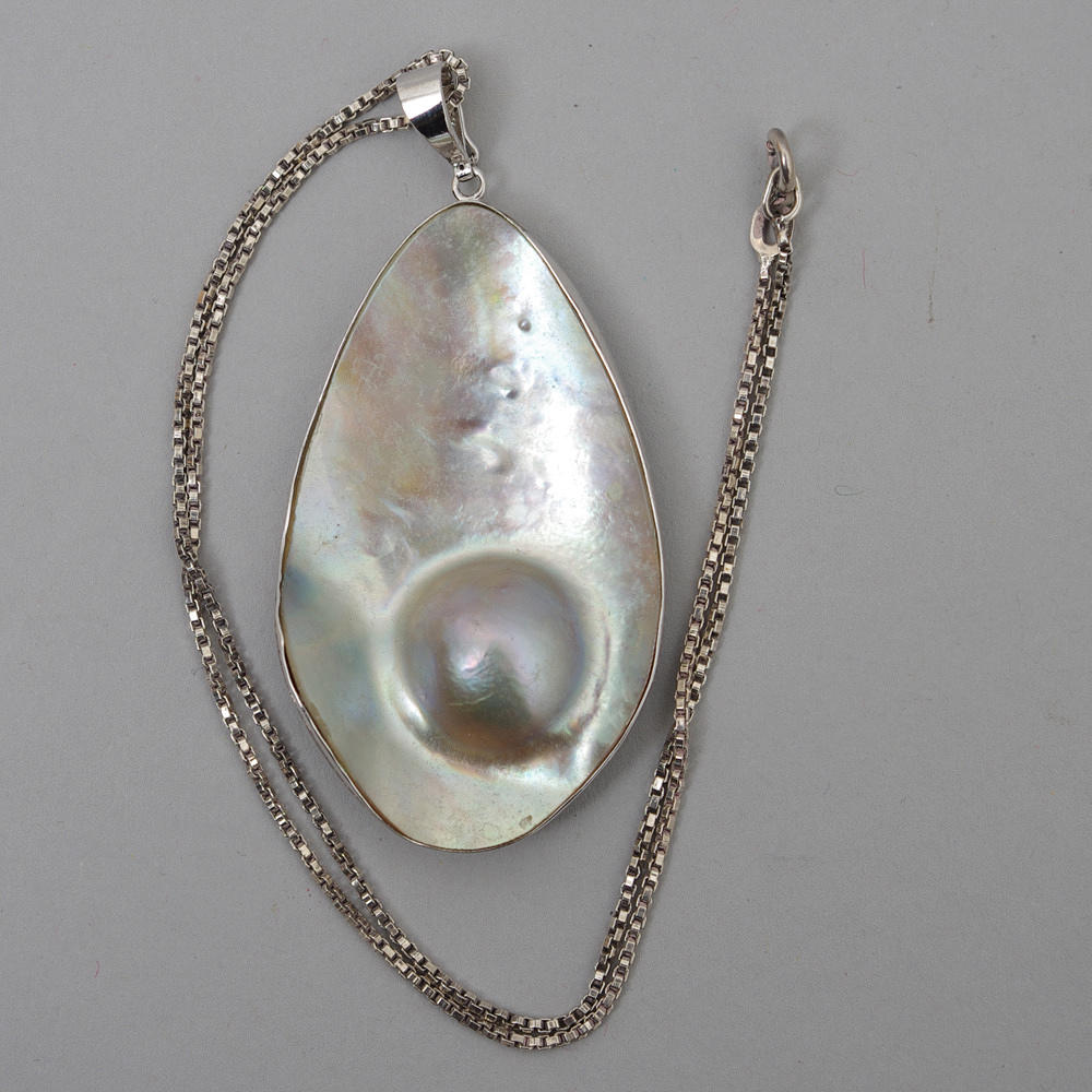 HALSBAND MED HÄNGE, hänget i silver.