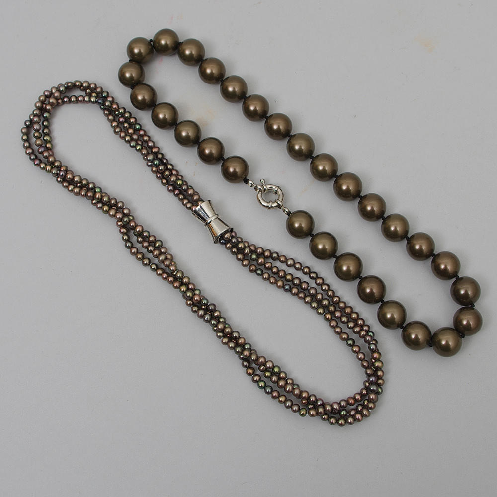 COLLIERER, 2 stycken, pärlor samt skalpärlor.