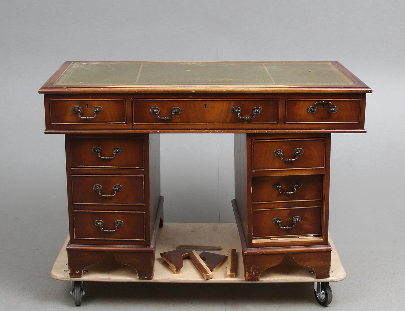 SKRIVBORD, Engelsk stil, 1900 talet fjärde kvartal.