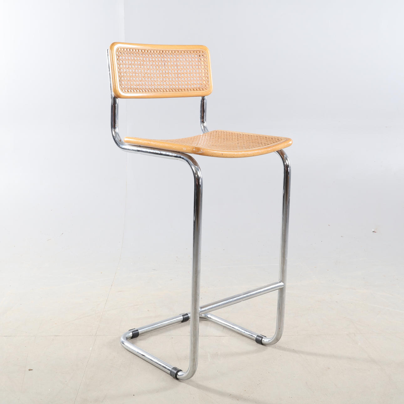 BARHOCKER im Bauhaus-Stil.