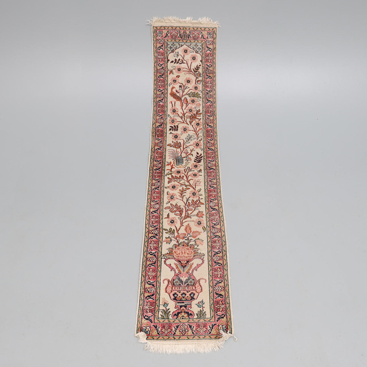 EN INDISK SILKE SMAL MATTA.