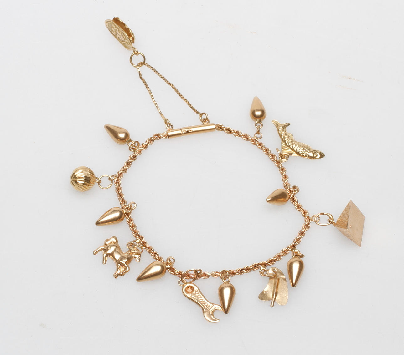 ARMBAND MED BERLOCKER, 18k guld, vikt ca 16,5 gr.
