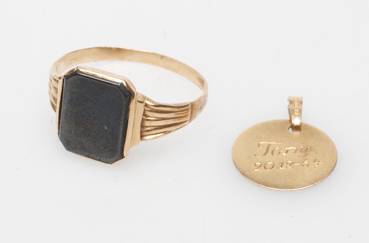 KLACKRING samt HÄNGE, 18k guld, vikt ca 4,9 gr.