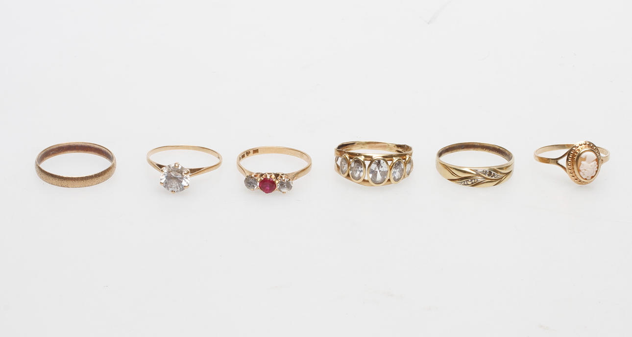 RINGAR, 6 st, 18k guld, total vikt ca 9,9 gr.
