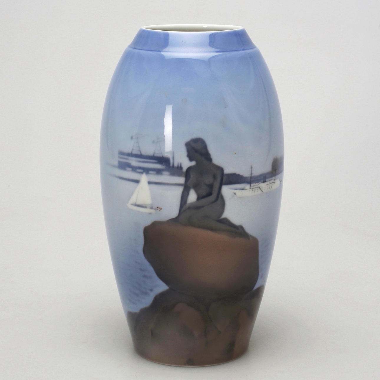 VAS i porslin, Märkt B&G 13302/6252.