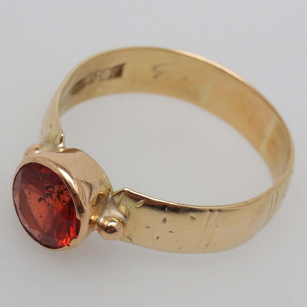 ENSTENSRING i rödguld, 14K med röd sten.