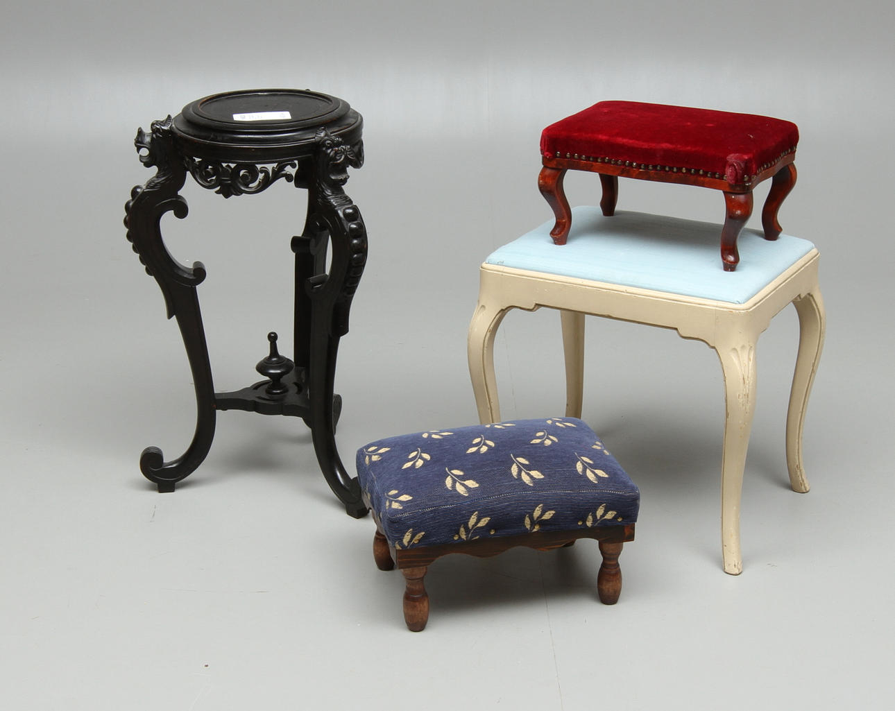 FOTPALLAR 2 st, TABURETT samt PIEDESTAL. 1900-tal.