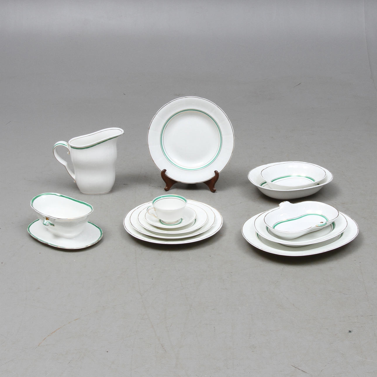 MAT- OCH KAFFESERVIS, 65 delar, benporslin, modell 2457, Gustavsberg.