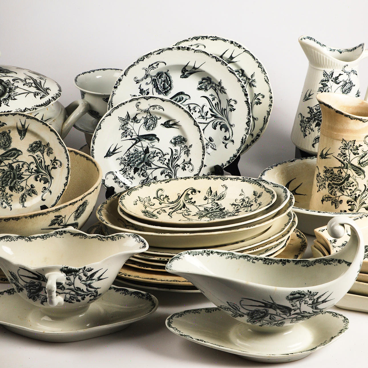 MATSERVIS, 100 delar, "Svala", porslin, Rörstrand.