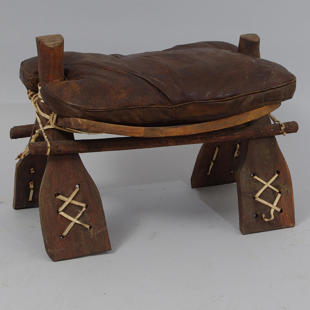 PALL i form av kamelsadel, brunt skinn/trä.