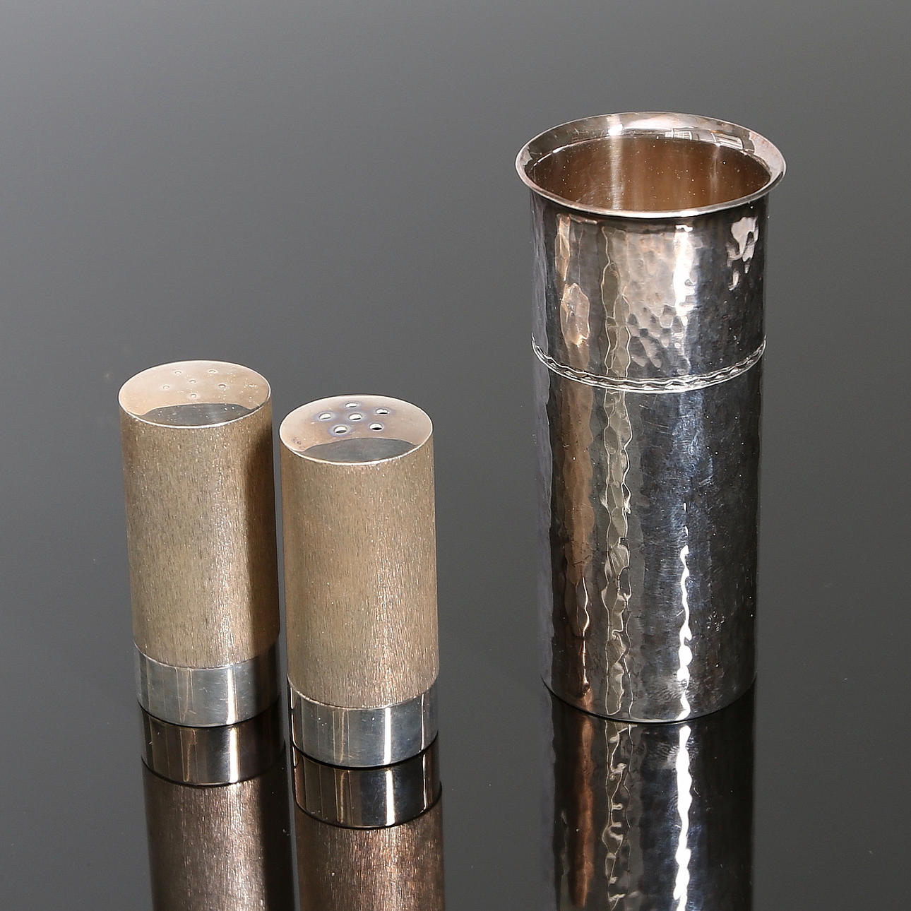 BÄGARE, Eric Råström, samt SALT & PEPPARSTRÖARE, silver, 1960-tal. Vikt 154 gram.