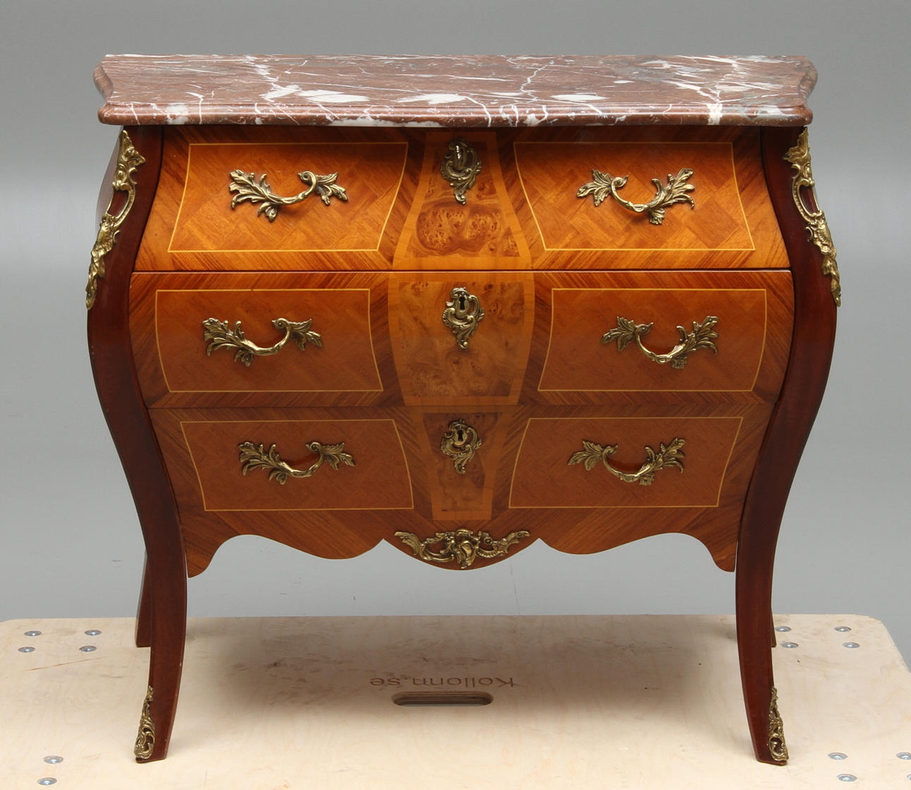 BYRÅ, med stenskiva, rokokostil, 1900-tal.