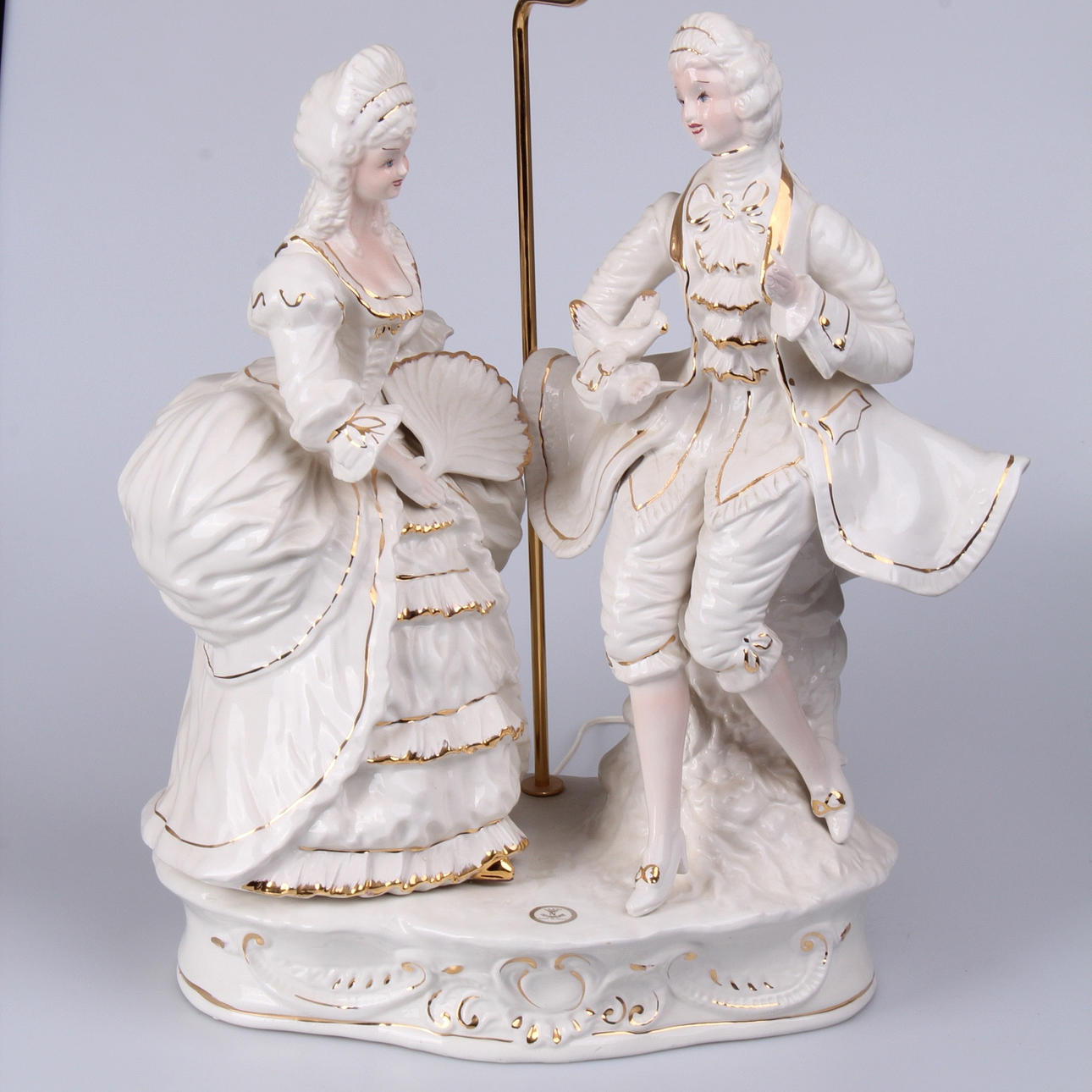 BORSLAMPA, porslin, Campodimonte, Italien, 1900-talets senare hälft.