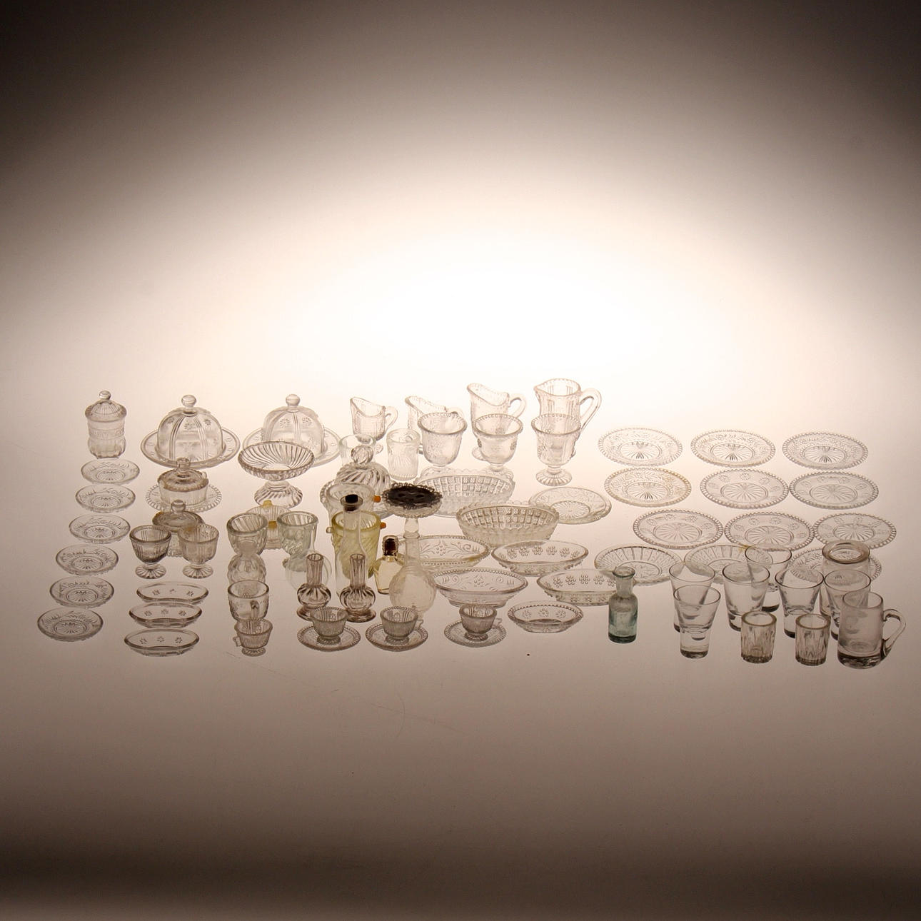 DOCKSERVIS, 87 delar, pressglas, 1800-tal.