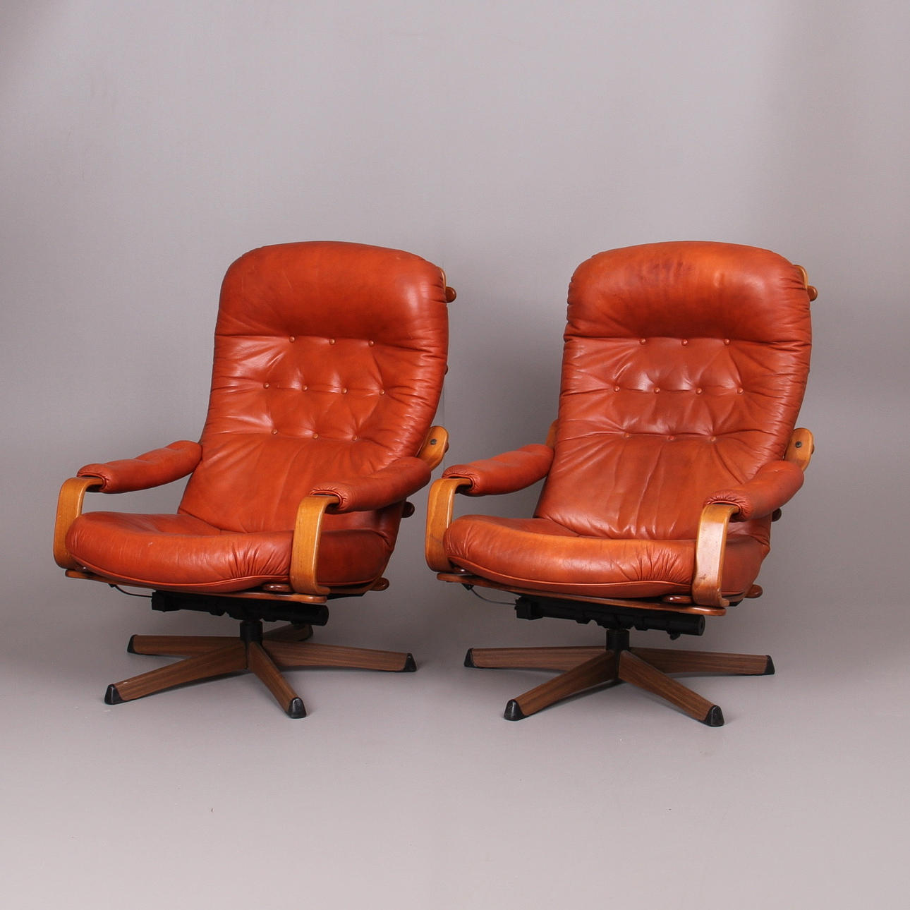 SNURRFÅTÖLJER, 2 st. skinn, Göte möbler, Nässjö.