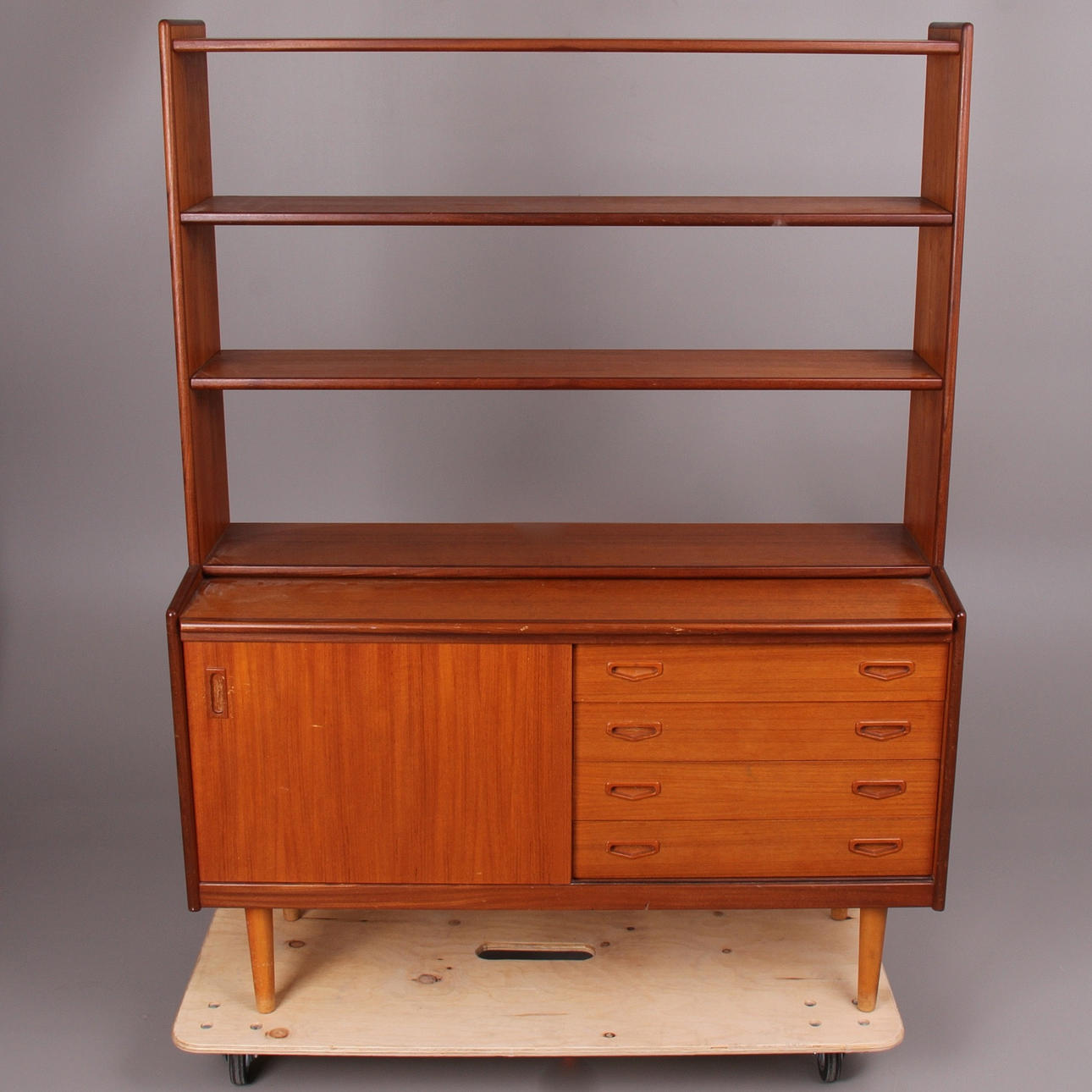 BOKHYLLA, teak, utdragbar skrivskiva, 1950/60-tal.