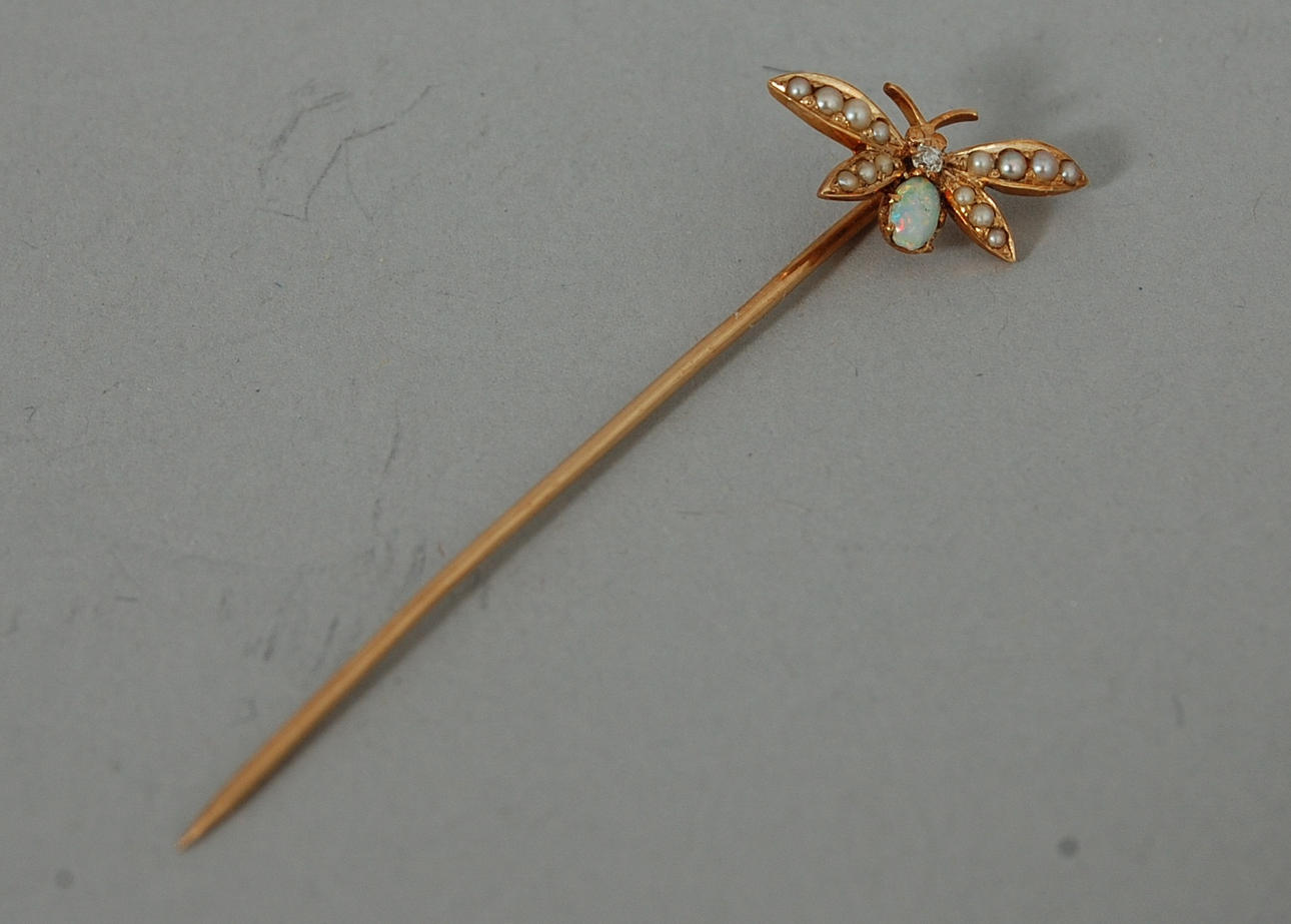 KRAVATTNÅL,18 K med äkta opal, orientaliska pärlor, diamant.