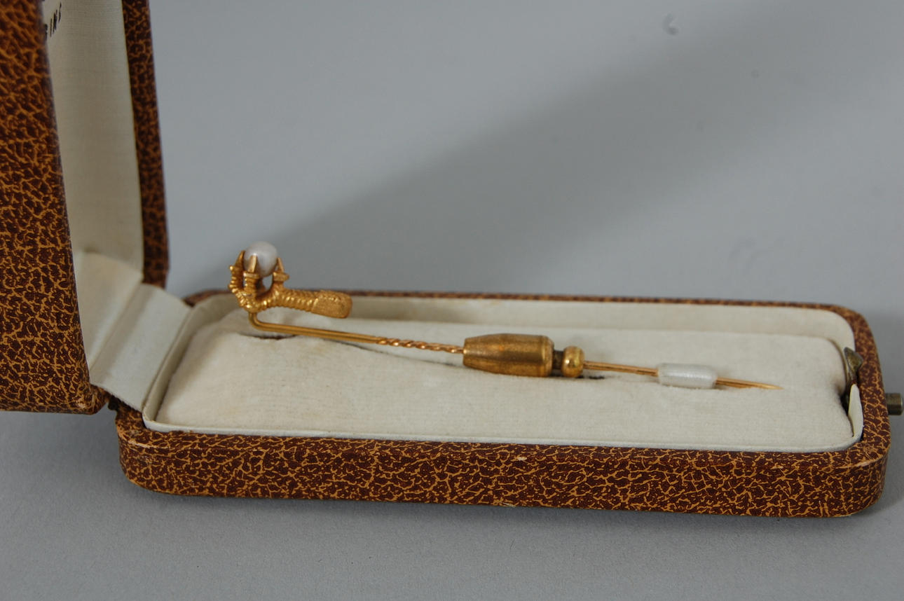 KRAVATTNÅL,18 K med orientalisk pärla.