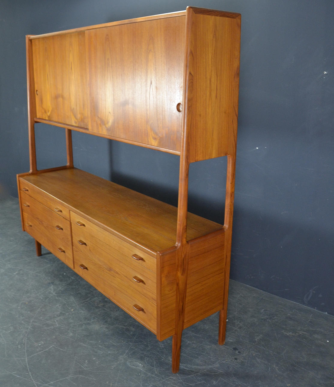 HANS J WEGNER. SIDEBOARD/HIGHBOARD FÜR RY MØBLER.