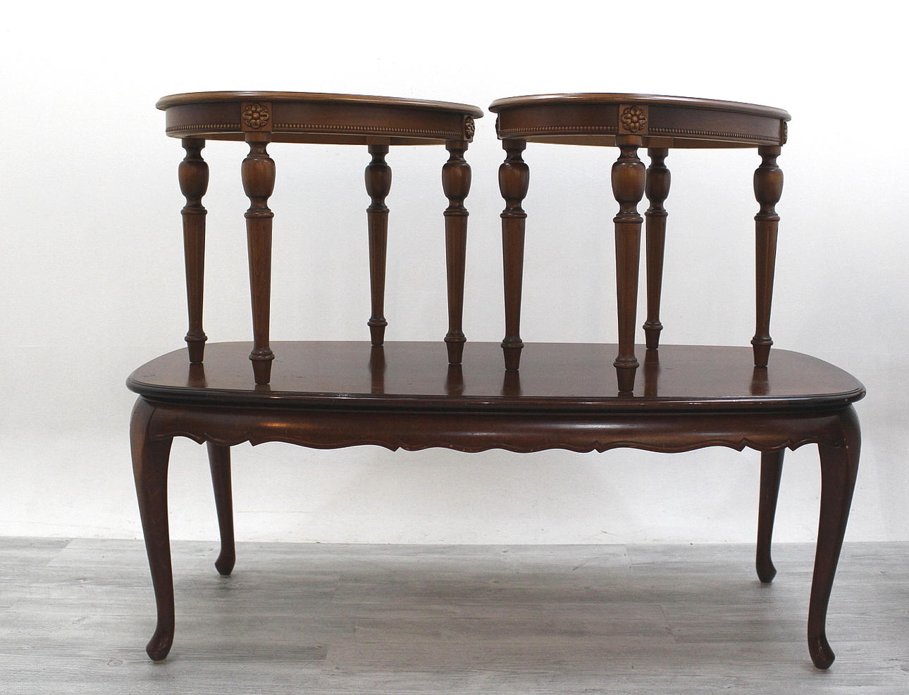 SOFFBORD OCH TVÅ STYCKEN SIDOBORD.