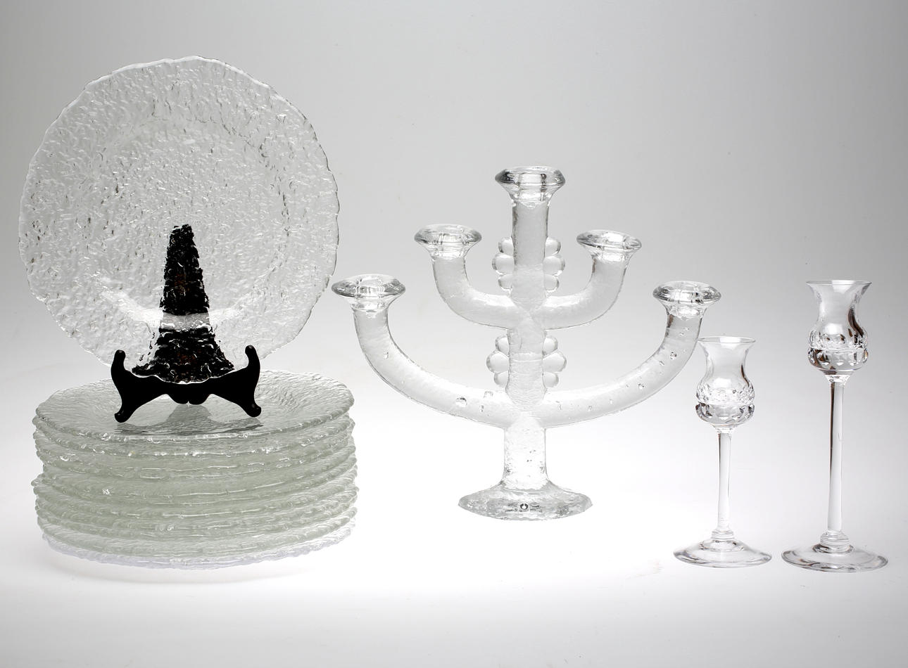 TALLRIKAR, KANDELABER samt 1 par ljusstakar, Pukebergs Glasbruk.