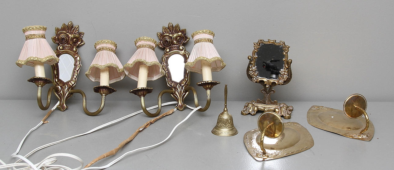 VÄGGLAMPETTER, ett par, ljusplåtar, ett par samt en bordsspegel, och en klocka.
