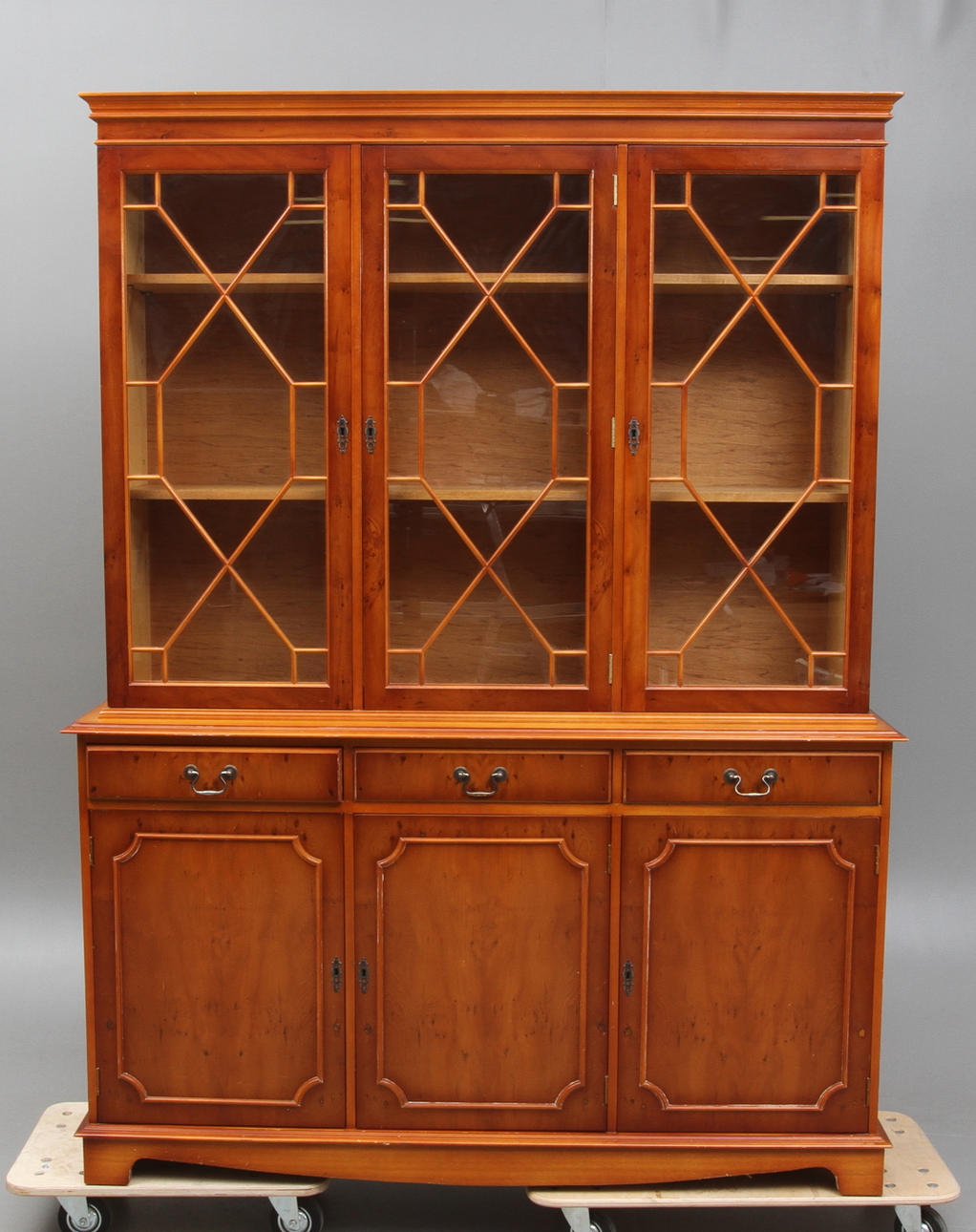 VITRINSKÅP, engelsk stil, 1900-tal.