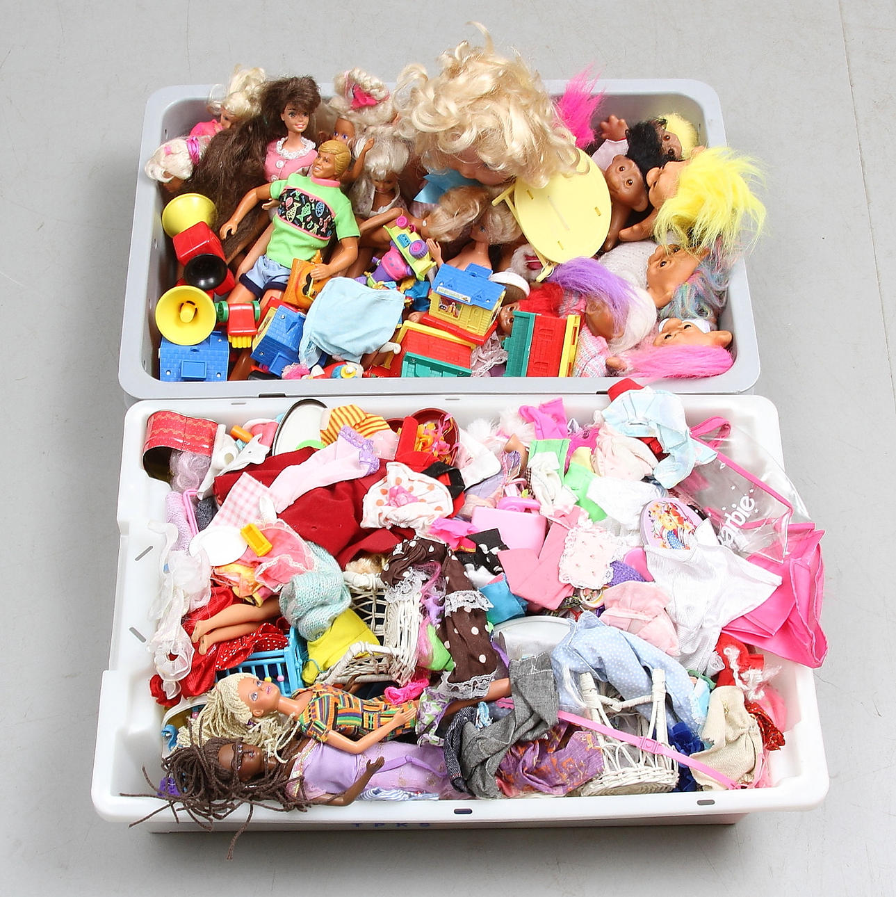 LEKSAKER, bland annat barbiedockor och damtroll.