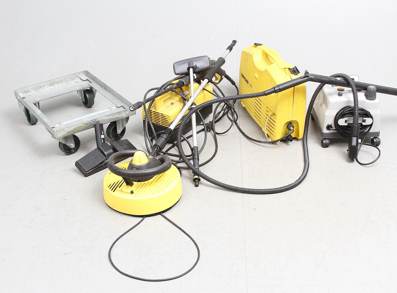 HÖGTRYCKSTVÄTT, med diverse tillbehör samt en ångtvätt och en rullvagn.