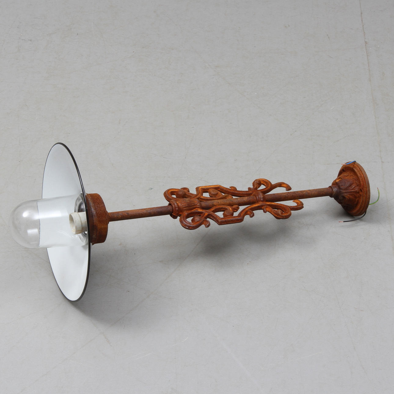 TAKLAMPA, smide, för utomhusbruk.