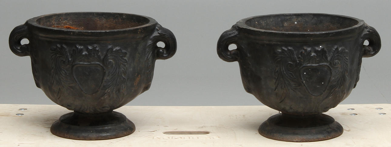 TRÄDGÅRDSURNOR, 1 par, gjutjärn.