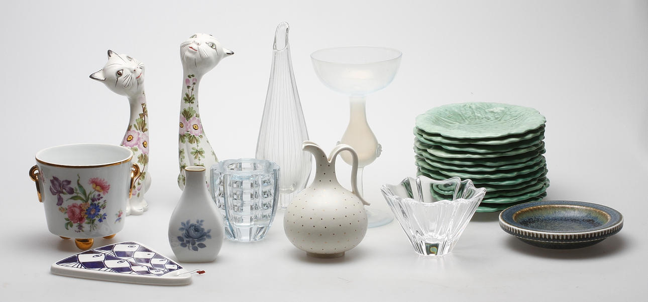 GLAS samt KERAMIK, bland annat Gefle, Rörstrand och Orrefors.