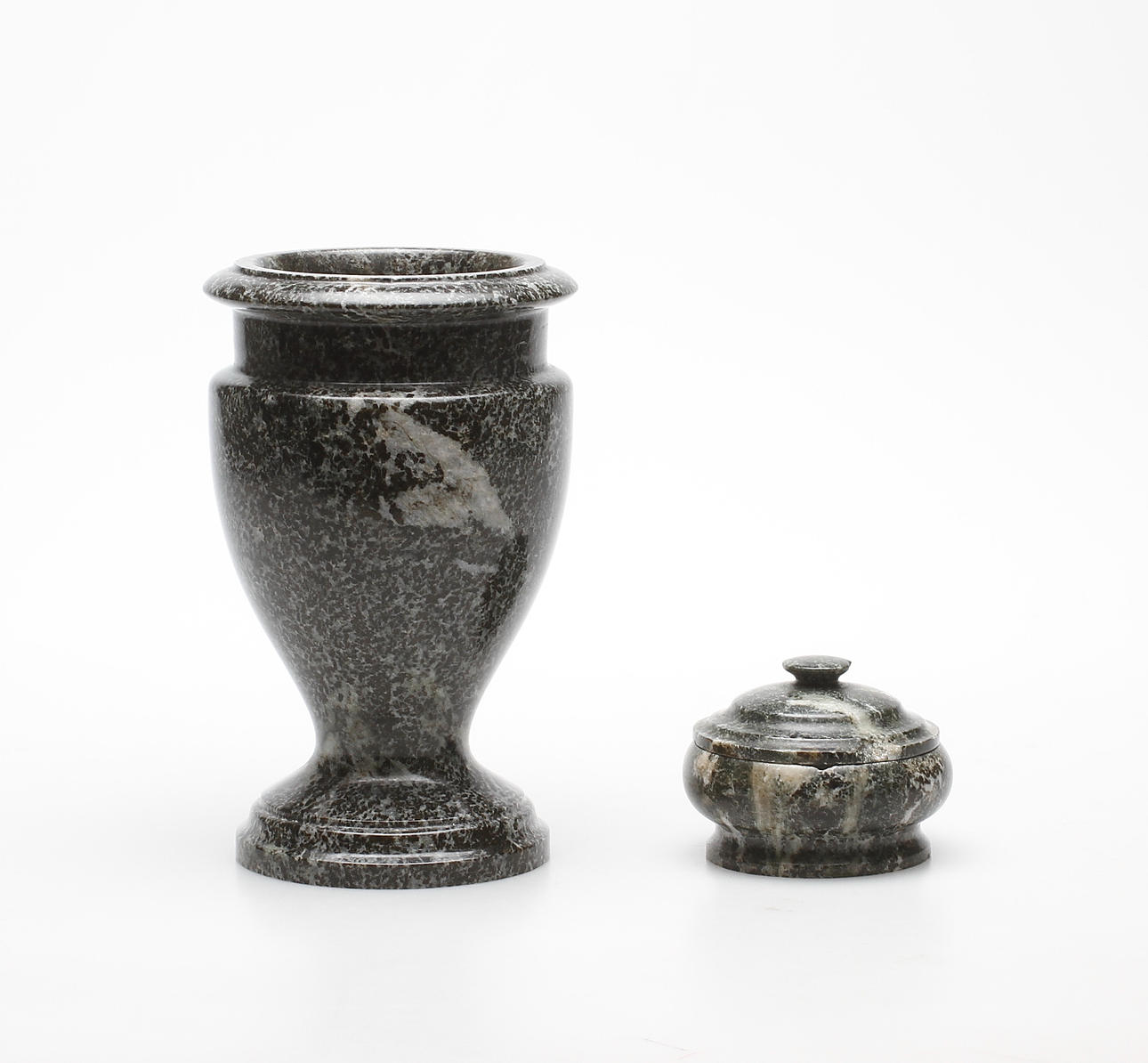 VAS samt LOCKSKÅL, kolmårdsmarmor, 1900-tal.