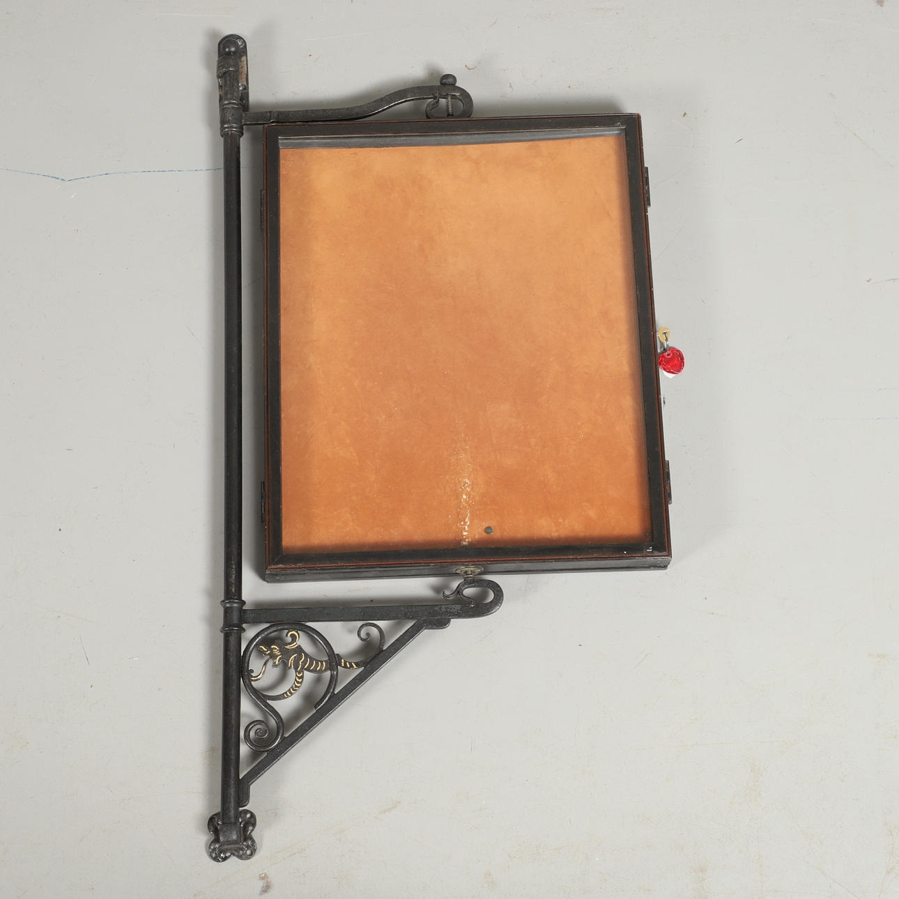 PORTA LETREROS, forja pintada, madera/vidrio.