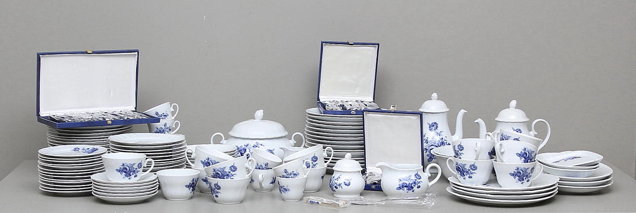 MAT- OCH KAFFESERVIS, 106 delar, porslin o bestick, Svaneholm 1530.