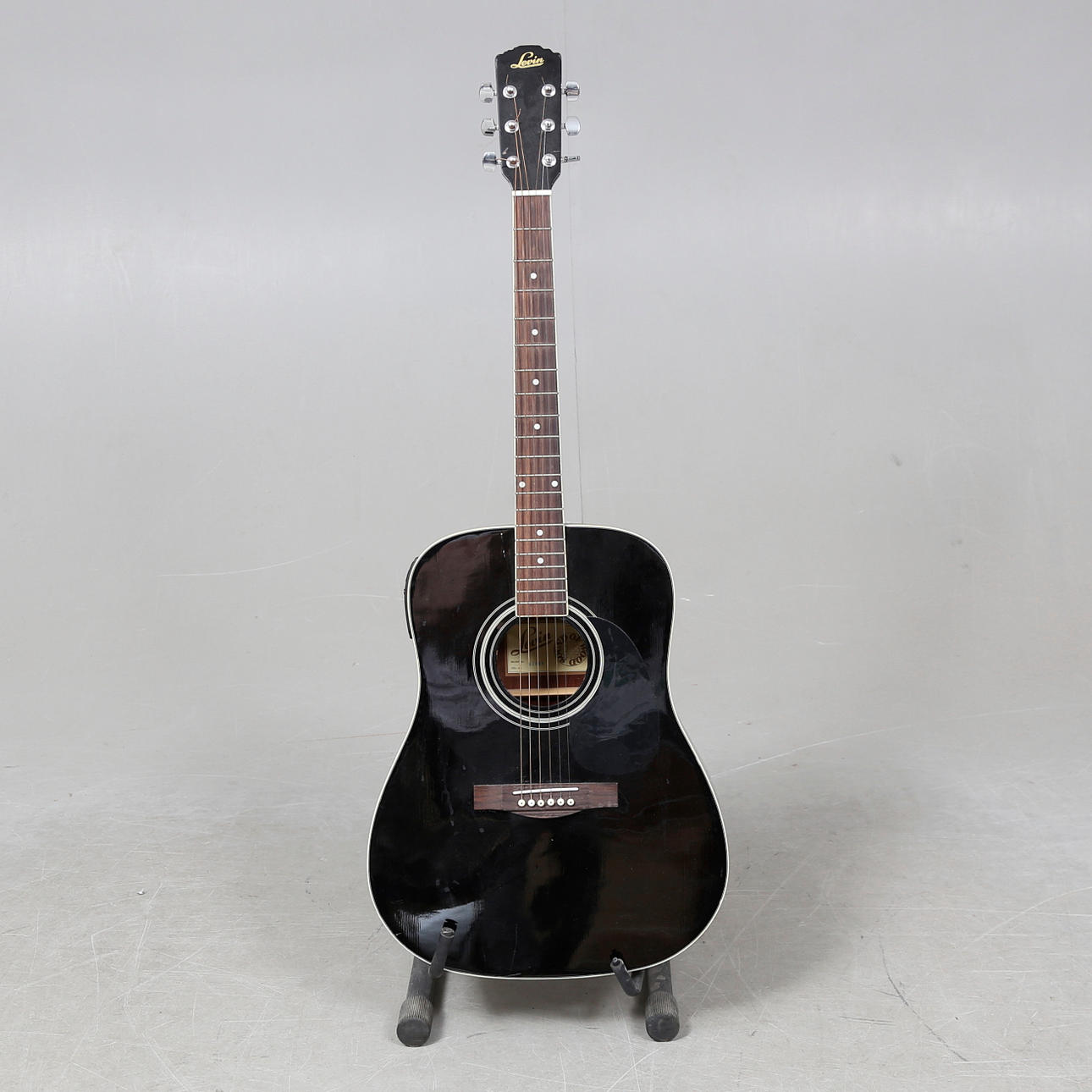 HALVAKUSTISK GITARR, Svenska Levin AB.