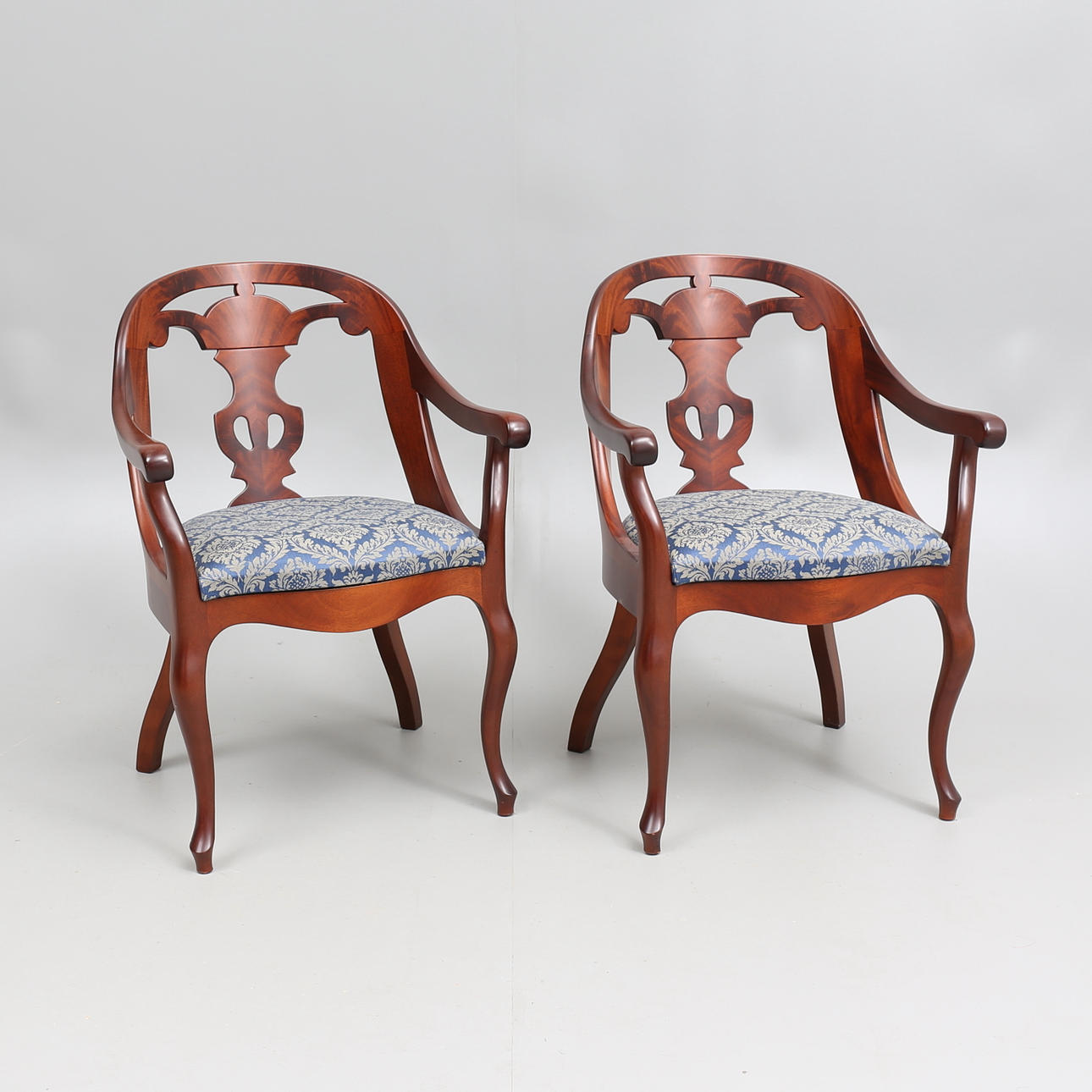 KARMSTOLAR, ett par så kallad Göteborgsstol, Alsterbro Möbler.