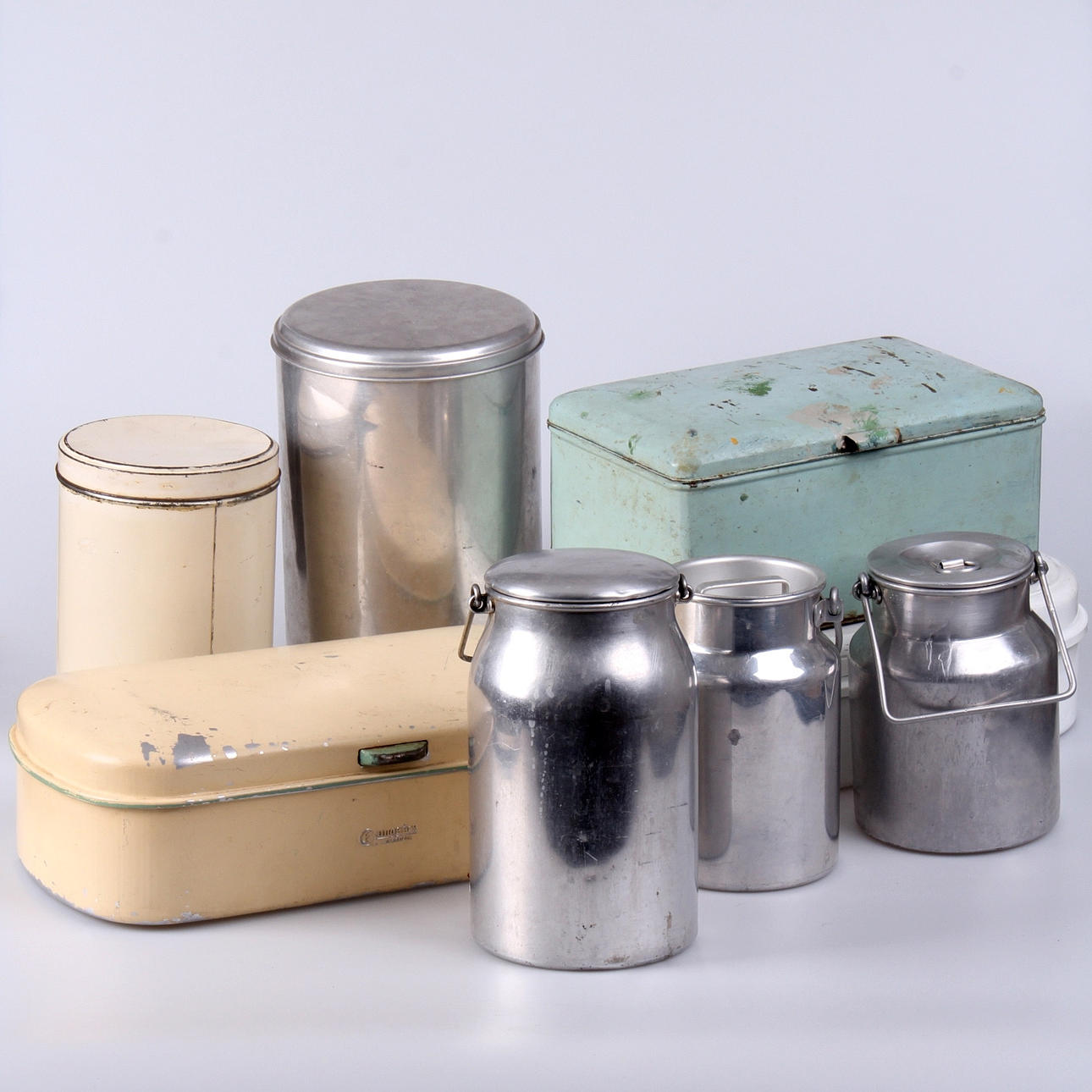 MJÖLKKANNOR, brödskrin och burkar, plåt, 8 delar, delvis Skultuna och Nils Johan.