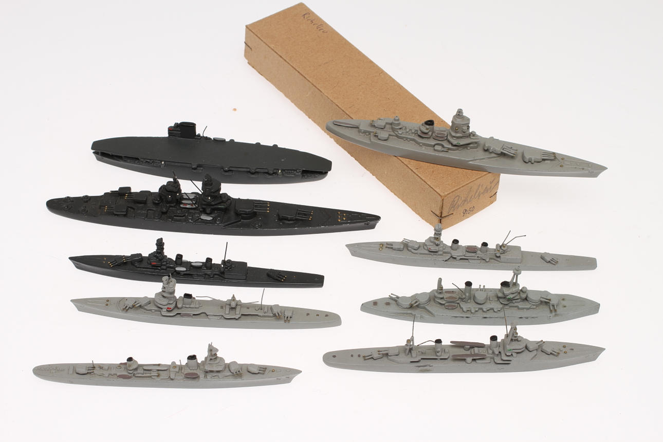 MODELLBÅTAR WIKING 9 stycken franska krigsfartyg i metall.