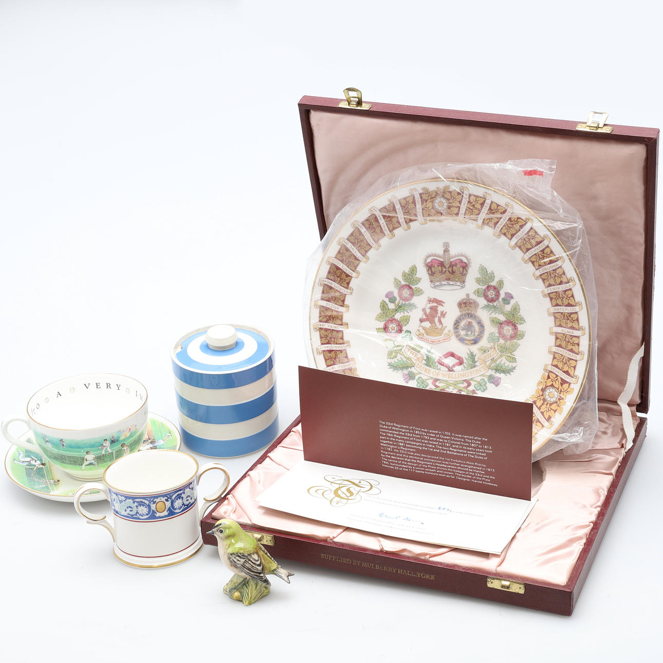 PIENI kokoelma 1900-luvun keramiikkaa.