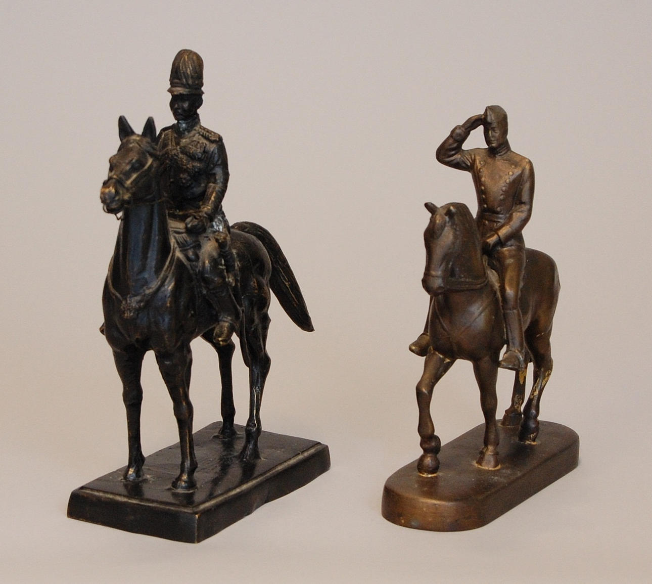 BRONSFIGURINER. 2 st, militärer, 1900-tal.