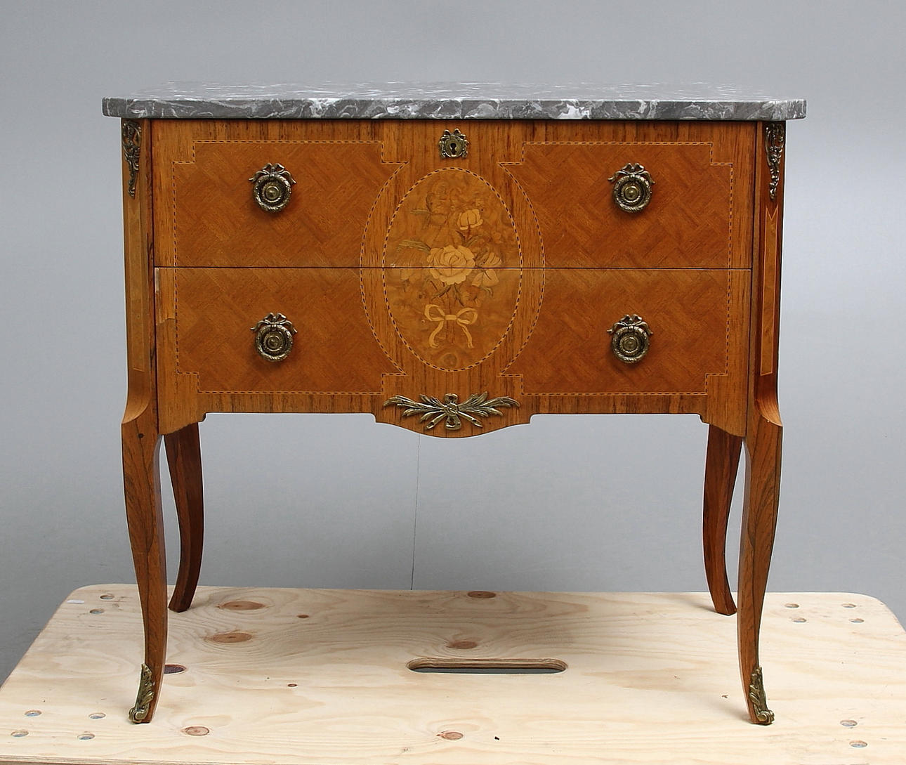 BYRÅ med stenskiva, gustaviansk stil, 1900-tal.