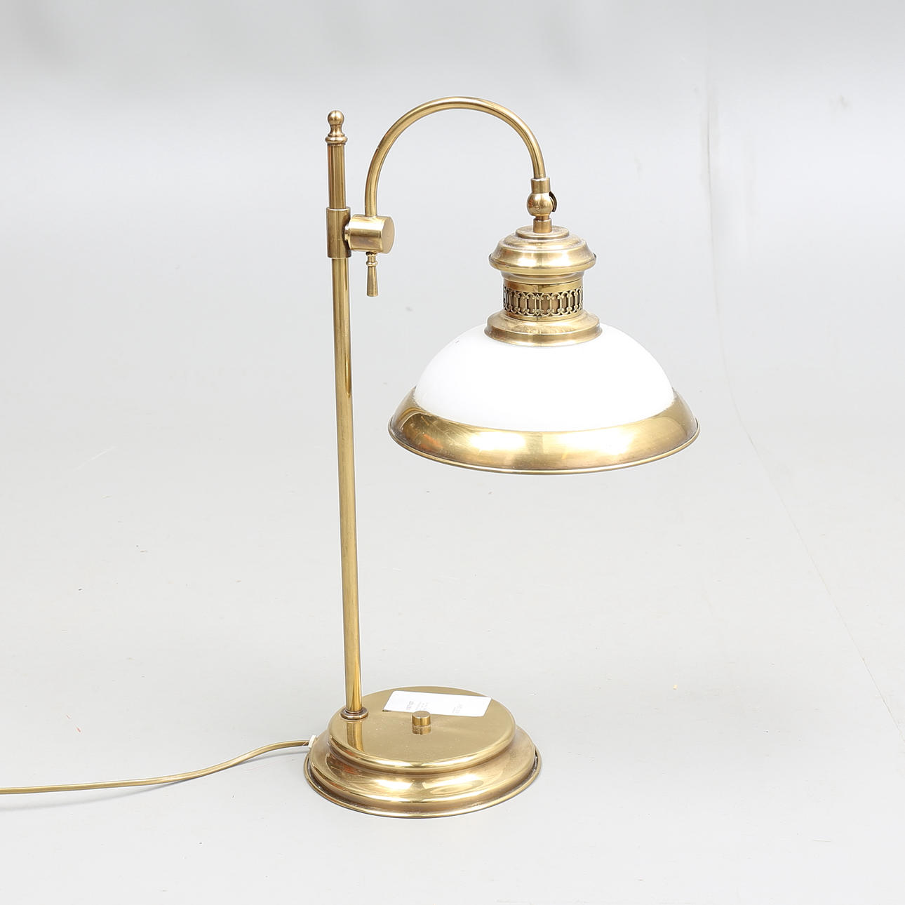 SKRIVBORDSLAMPA, glas och metall, 1900-tal.