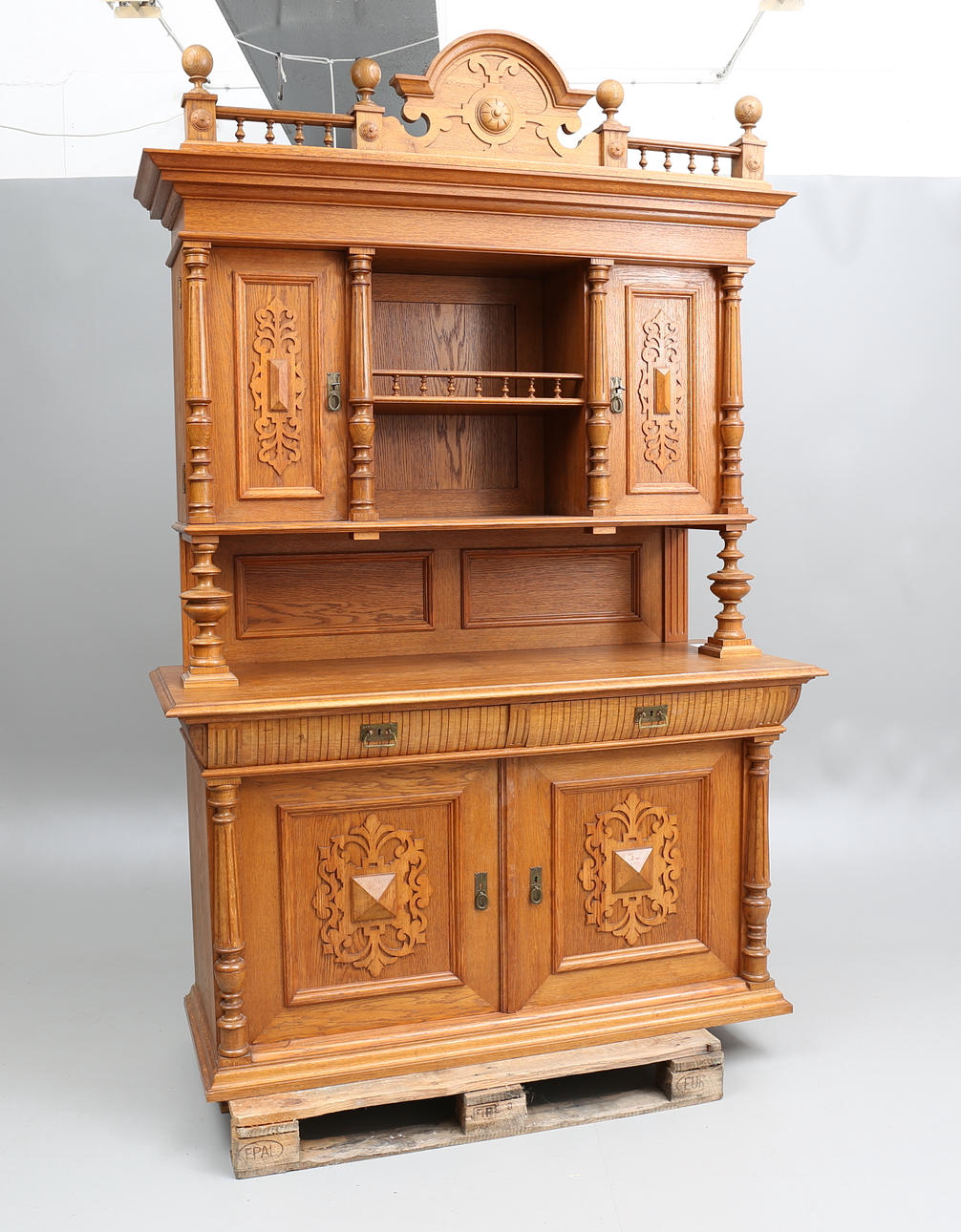 MATSALSSKÅP, ek, nyrenässans, 1800-talets andra hälft.