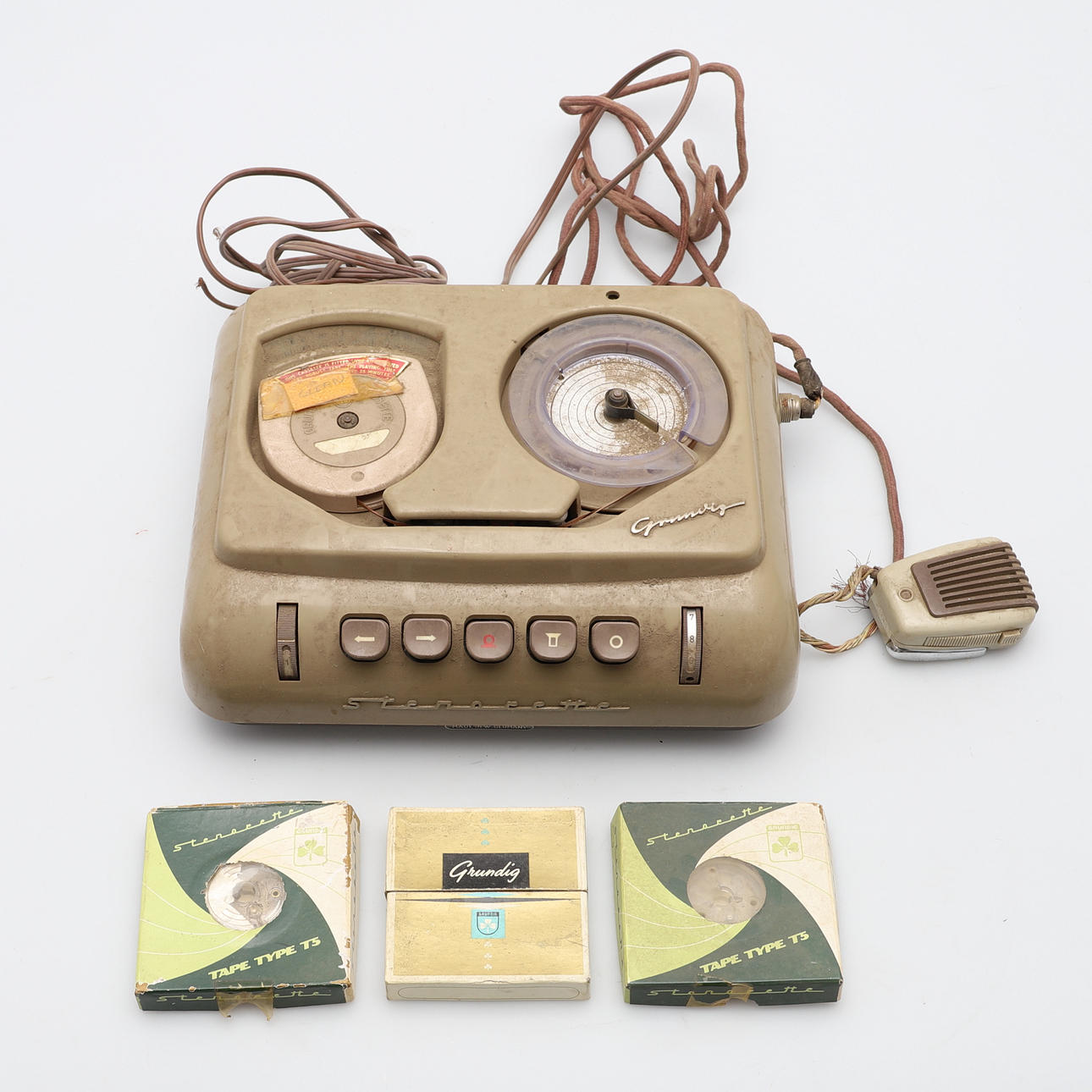 A 1950S GRUNDIG STENORETTE S DESKTOP DICTAPHONE.