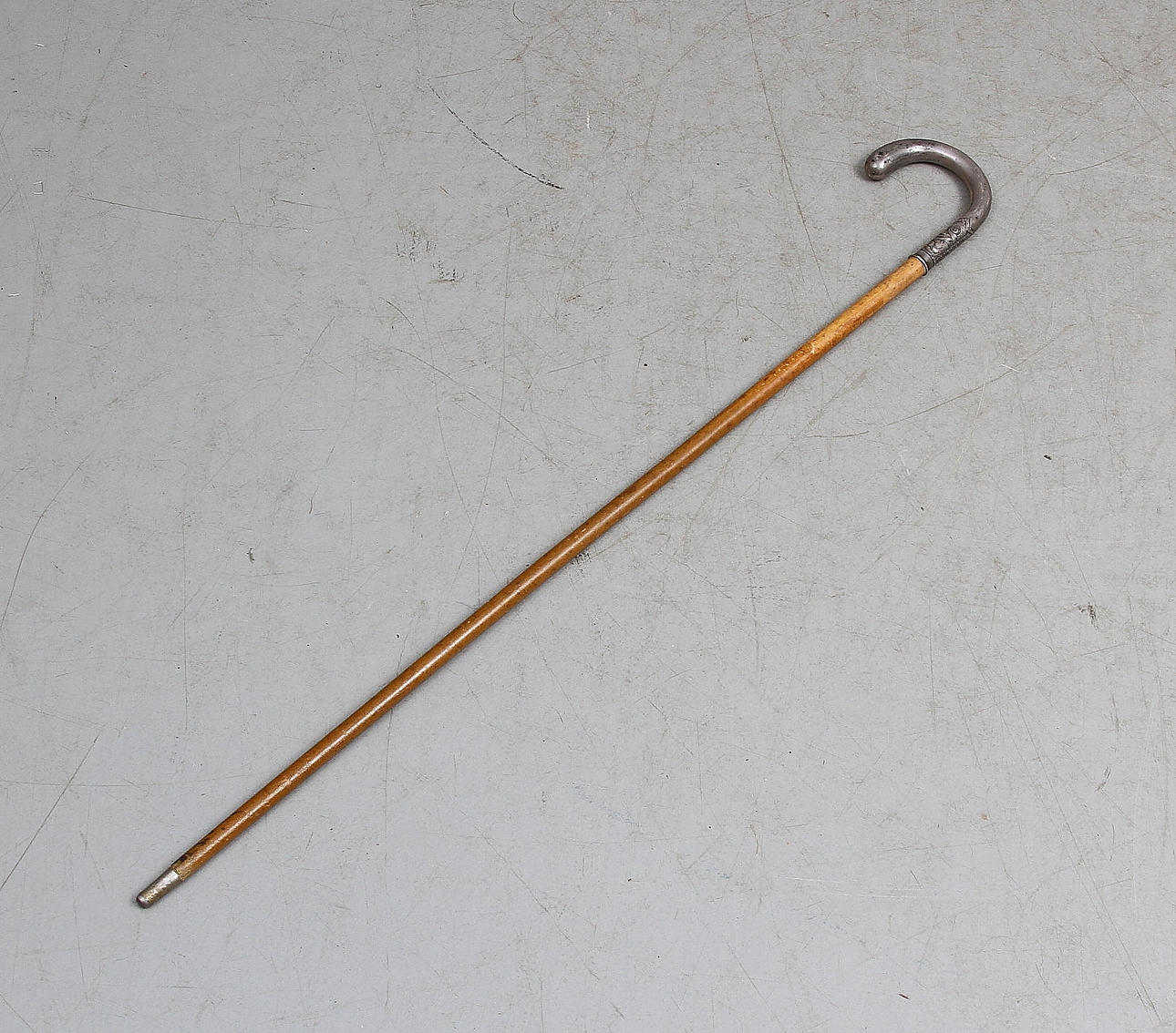 KÄPP MED SILVERKRYCKA.